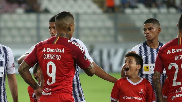 Alianza Lima vs. Internacional: mira el emotivo gesto de un niño al ver a Paolo Guerrero | FOTOS