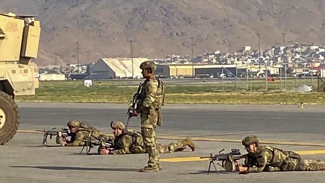 Afganistán: soldados de Estados Unidos matan a dos hombres armados en aeropuerto de Kabul