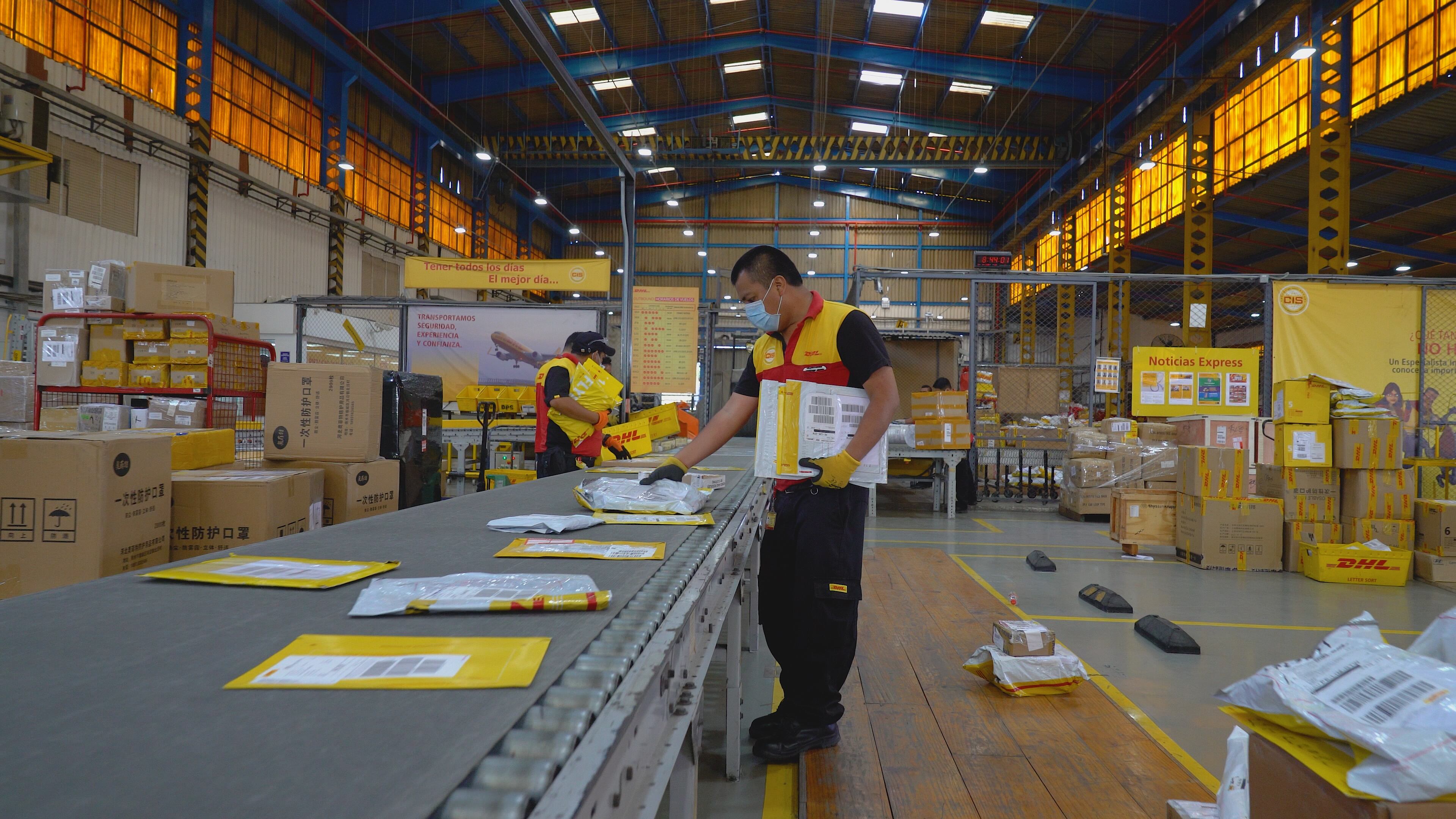 Así se trabaja en la fabrica de DHL para el empaquetado de productos. (Foto: DHL)