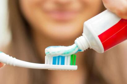 México retira del mercado a la pasta Colgate Total Clean Mint por causar inflamación de encías, irritación y dolor bucal