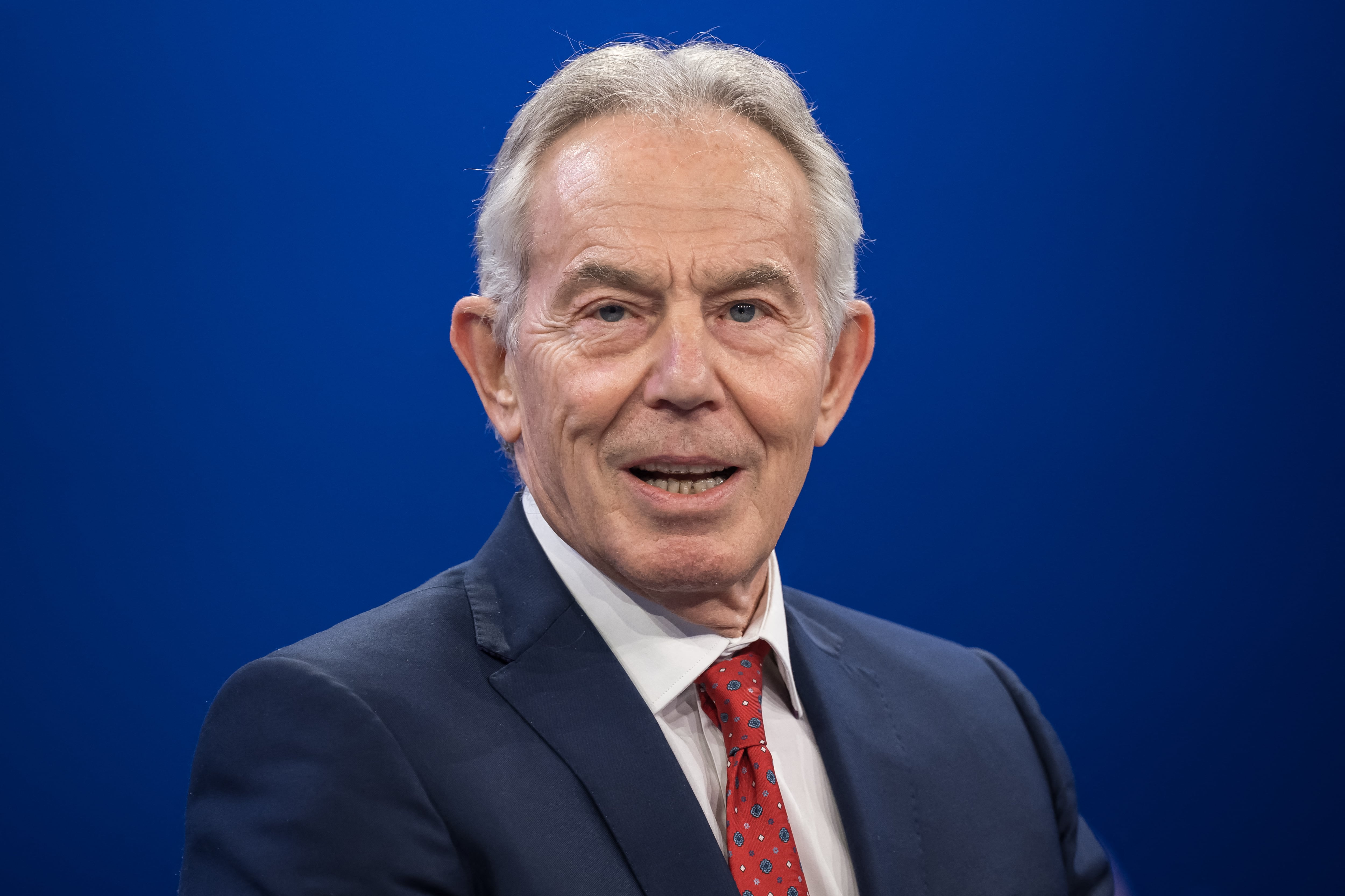 El ex primer ministro británico Tony Blair habla durante la reunión anual del Foro Económico Mundial en Davos el 22 de enero de 2025. (Foto de FABRICE COFFRINI / AFP).