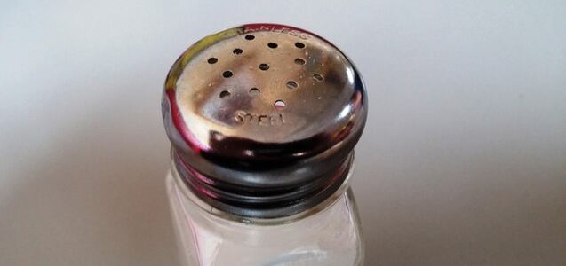 Cómo hacer un salero con botellas de plástico