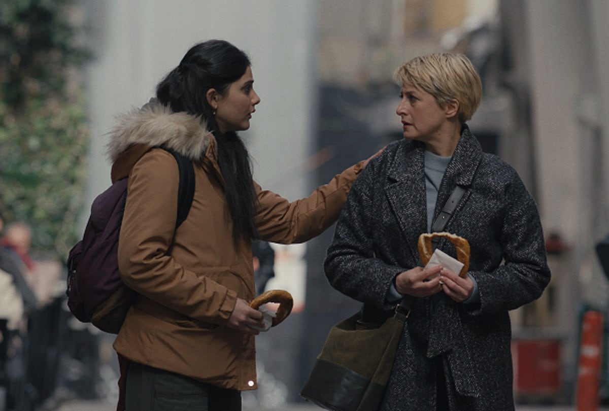 Helin Kandemir interpreta a Zehra y Canan Erguder interpreta a Nesrin en la serie turca "Enciclopedia de Estambul" (Foto: Netflix)