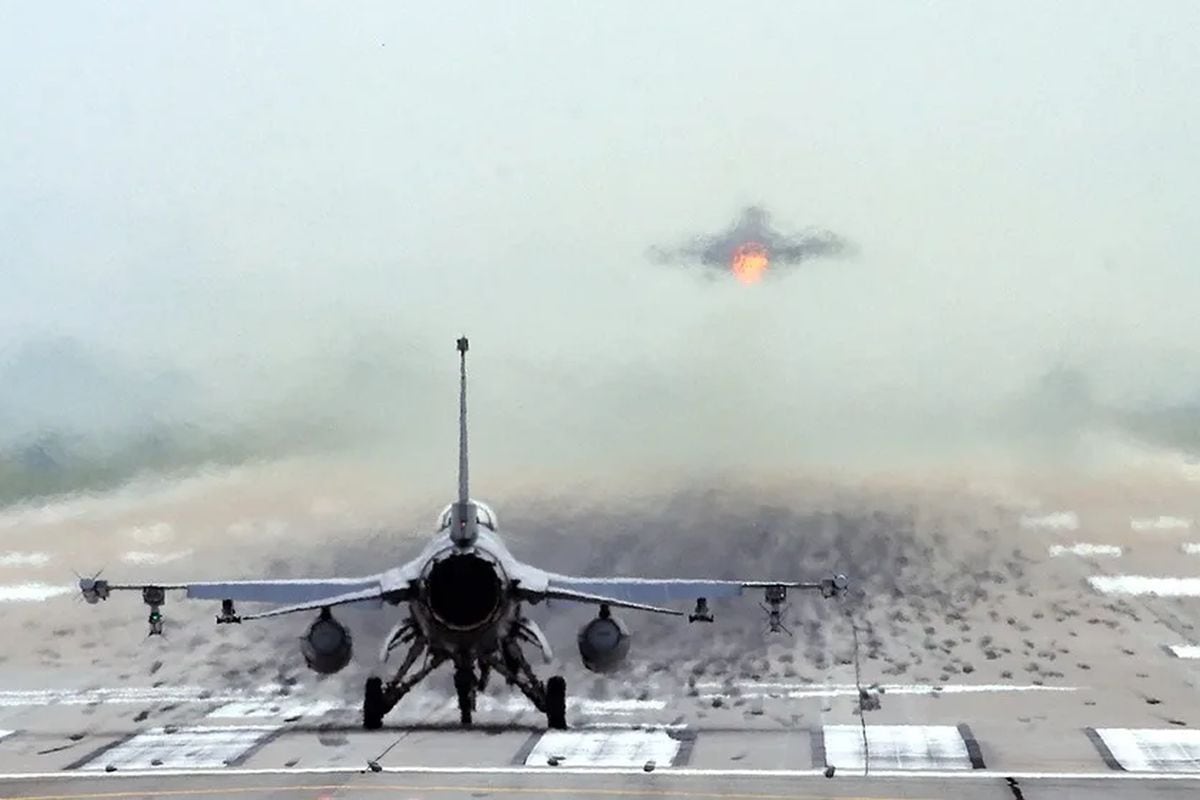 Cazas F-16 despegan de una base militar en Corea del Sur, en una imagen de archivo. Foto: EFE/EPA/YONHAP
