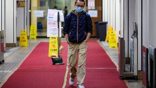 La lucha de un doctor contra el coronavirus en Hong Kong, entre la soledad y el miedo | VIDEO