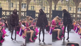 Modelo lucha contra tacones incómodos en desfile de Valentino y video se vuelve viral 
