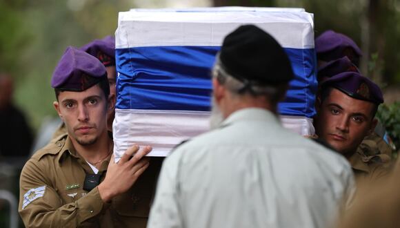 Soldados israelíes llevan el ataúd del soldado Lavi Lipshitz durante el funeral en el cementerio militar del Monte Herzl en Jerusalén, el 1 de noviembre de 2023. El militar murió en Gaza. (EFE/EPA/ABIR SULTAN).