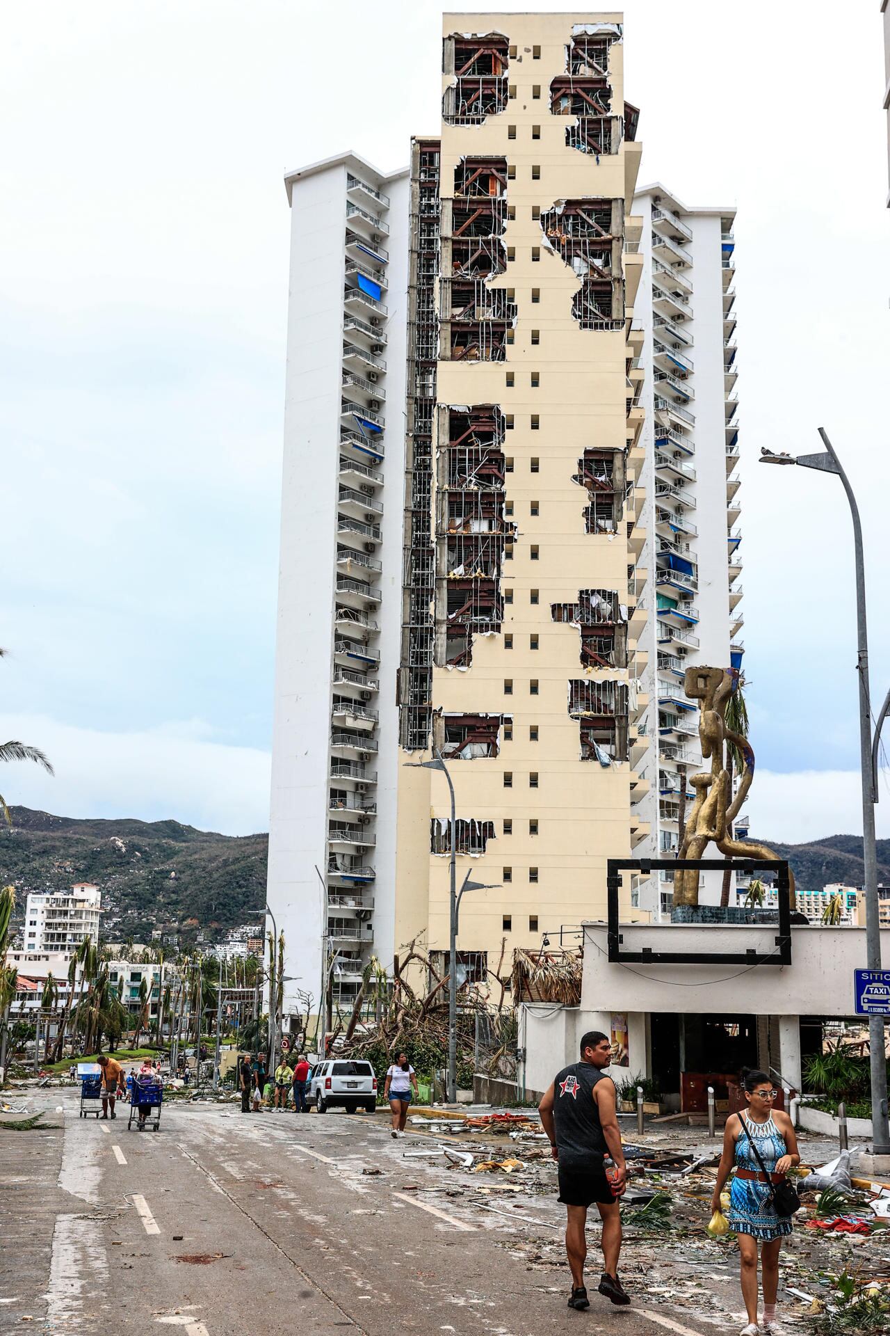 La fachada de un edificio afectado por el huracán Otis en el balneario de Acapulco, en el estado de Guerrero, México. (EFE/ David Guzmán).