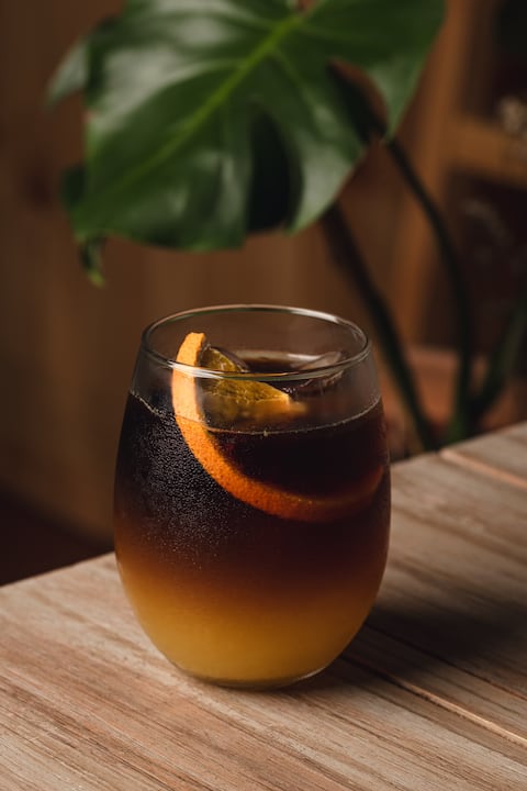 El jugo de naranja natural le aporta frescura y dulzura al cold brew. Crédito: Barra Botánica