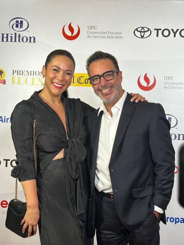 Los actores Magdyel Ugaz y Carlos Carlín celebrando en la alfombra roja de los Premios Luces. (Fotos: El Comercio)