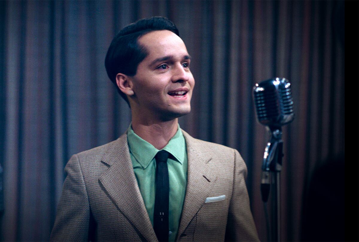 Iván Aragón interpreta a Roberto Gómez Bolaños de joven, mientras que Pablo Cruz es el escritor mexicano de adulto y mayor.