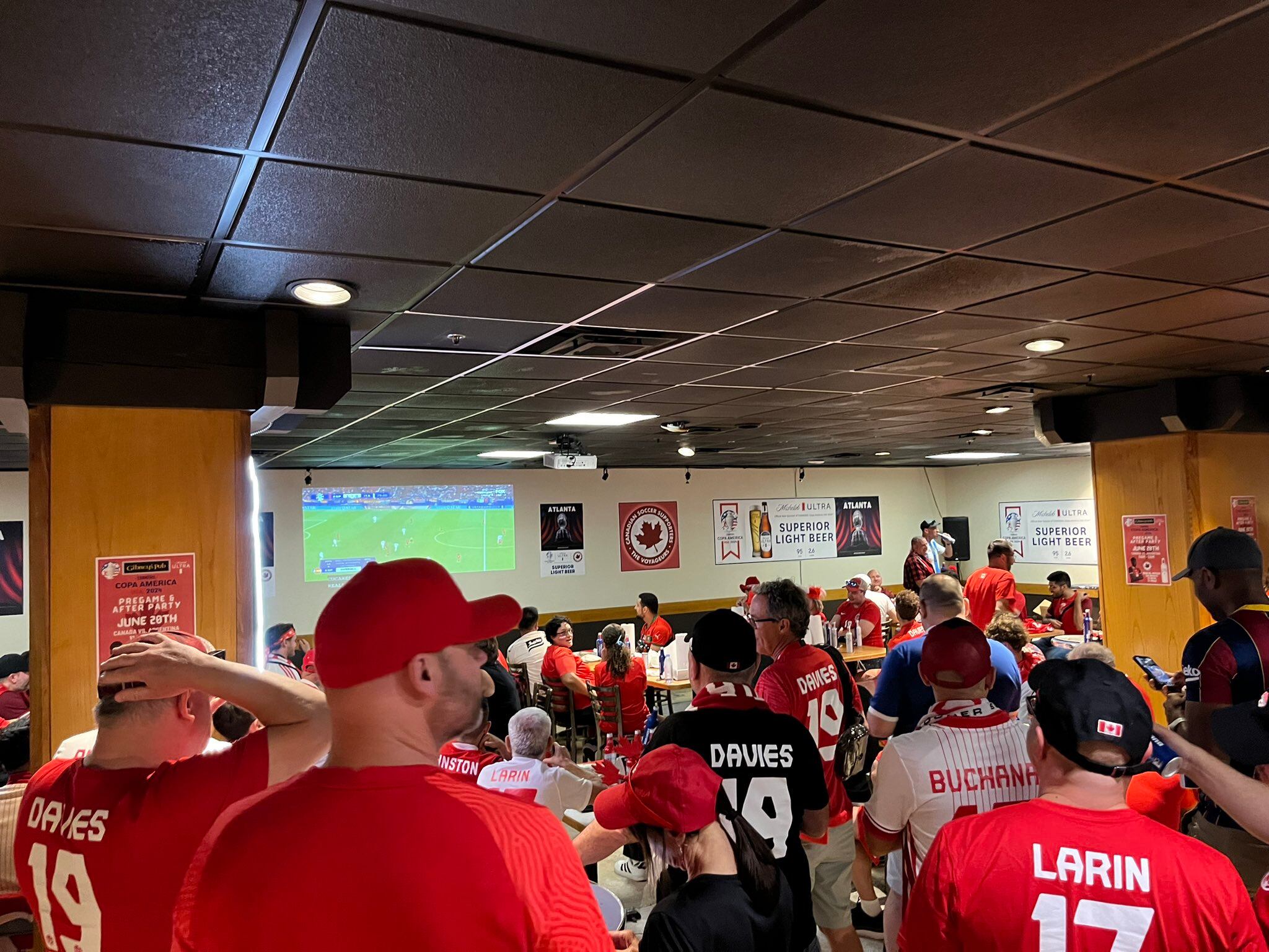 Los hinchas canadienses se juntaron en un bar en Estados Unidos para ver el partido ante Argentina. (Foto:
Ben Steiner)