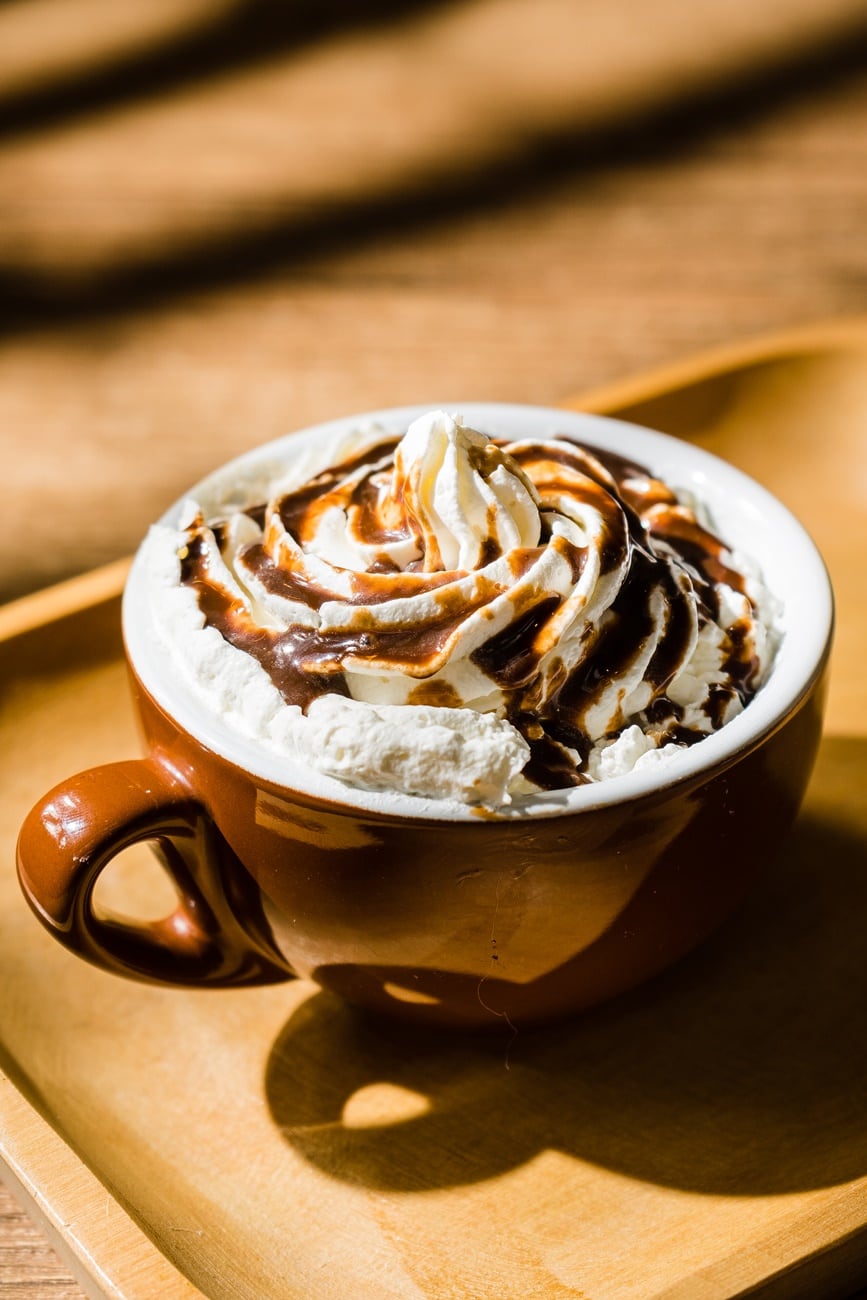 En Artidoro Rodríguez Café ofrecen un choco waves: chocolate caliente con syrupe de coco, chantilly y fudge.