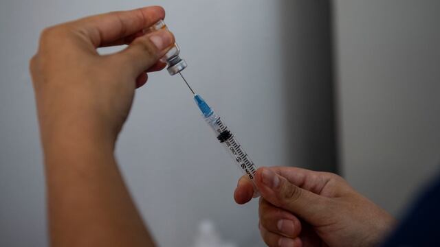 Chile comienza a vacunar contra el coronavirus con la china Coronavac a niños de 6 años 
