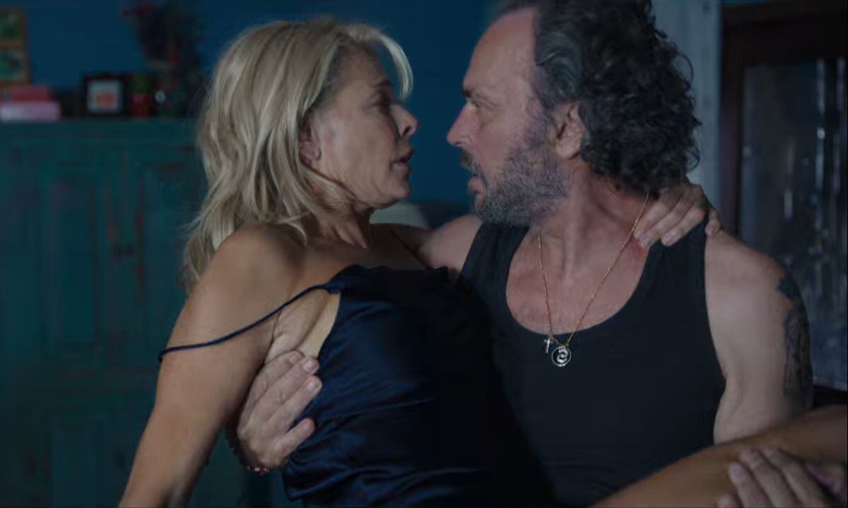 Lucía, la madre de Pablo siendo cargada por Miguel en "La familia perfecta" (Foto: Atresmedia Cine / LAZONA / The Snake Films / Mogambo)