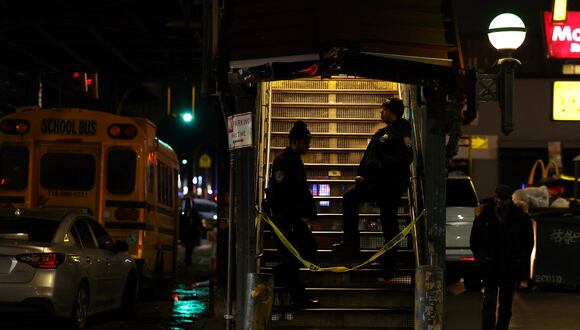 La policía bloquea una entrada a la estación de metro de Mt. Eden Avenue en el distrito del Bronx de Nueva York, el 12 de febrero de 2024. (Foto de CHARLY TRIBALLEAU / AFP)