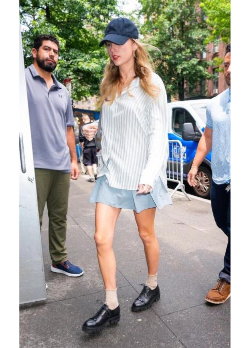 A su propia manera, Taylor también se sube a las tendencias con sencillos y relajados looks entre preppy y navy compuestos por camisas holgadas, minifaldas, mocasines y uno que otro detalle deportivo como gorras y poleras el logo de su universidad.
(Foto: Pinterest)