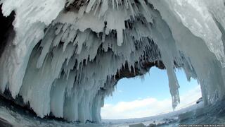 Mira estas cuevas heladas en el lago más profundo del mundo