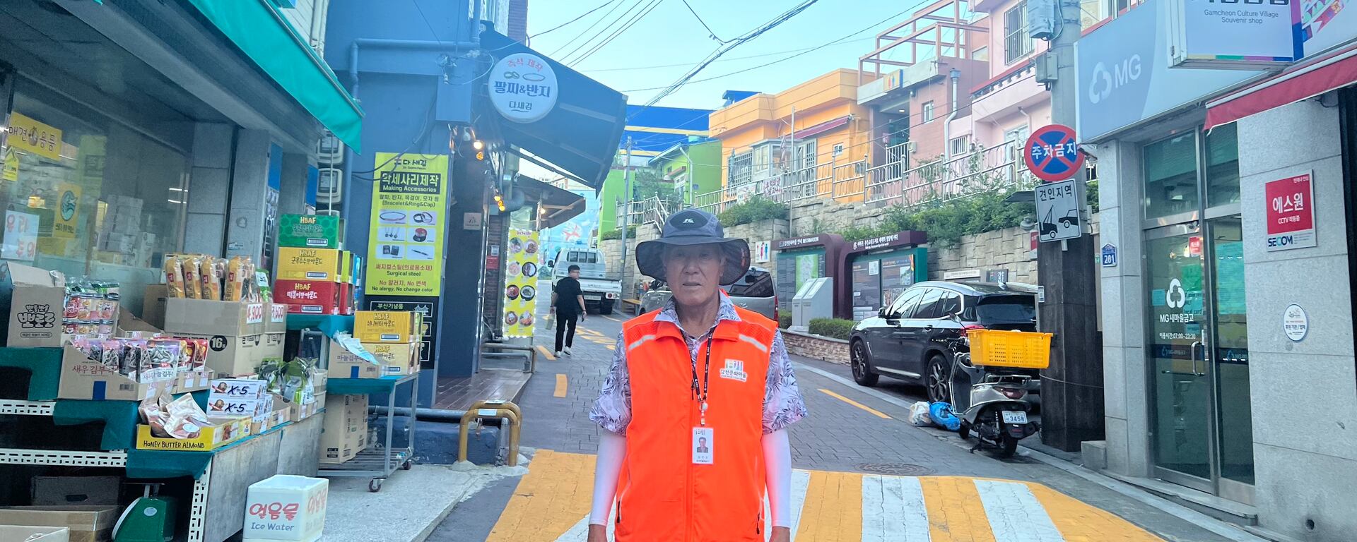 El norcoreano que sobrevivió a la guerra y hoy es guía en una villa creada para refugiados en Corea del Sur