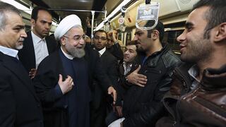 Presidente de Irán se subió como pasajero al metro de Teherán