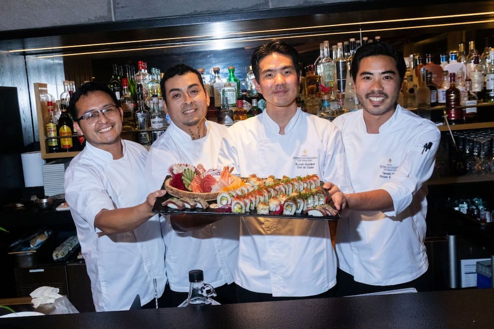 A ocho manos. Edishon Cárdenas, Nick Fretel, Kyoshi Gushiken y Takeshi Uehara, orgullosos por la renovación de la carta de NAU Nikkei Rooftop. Miraflores.