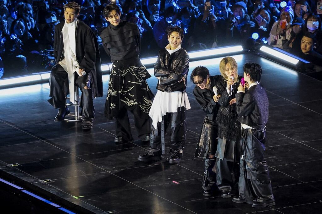 BTS se presentó el 21 de marzo en la Plaza Gwanghwamun de Seúl en su primer concierto en casi cuatro años, ante 260,000 fans en la ciudad y millones más que lo siguieron en vivo alrededor del mundo. (Foto: Kim Hong-Ji / POOL / AFP)