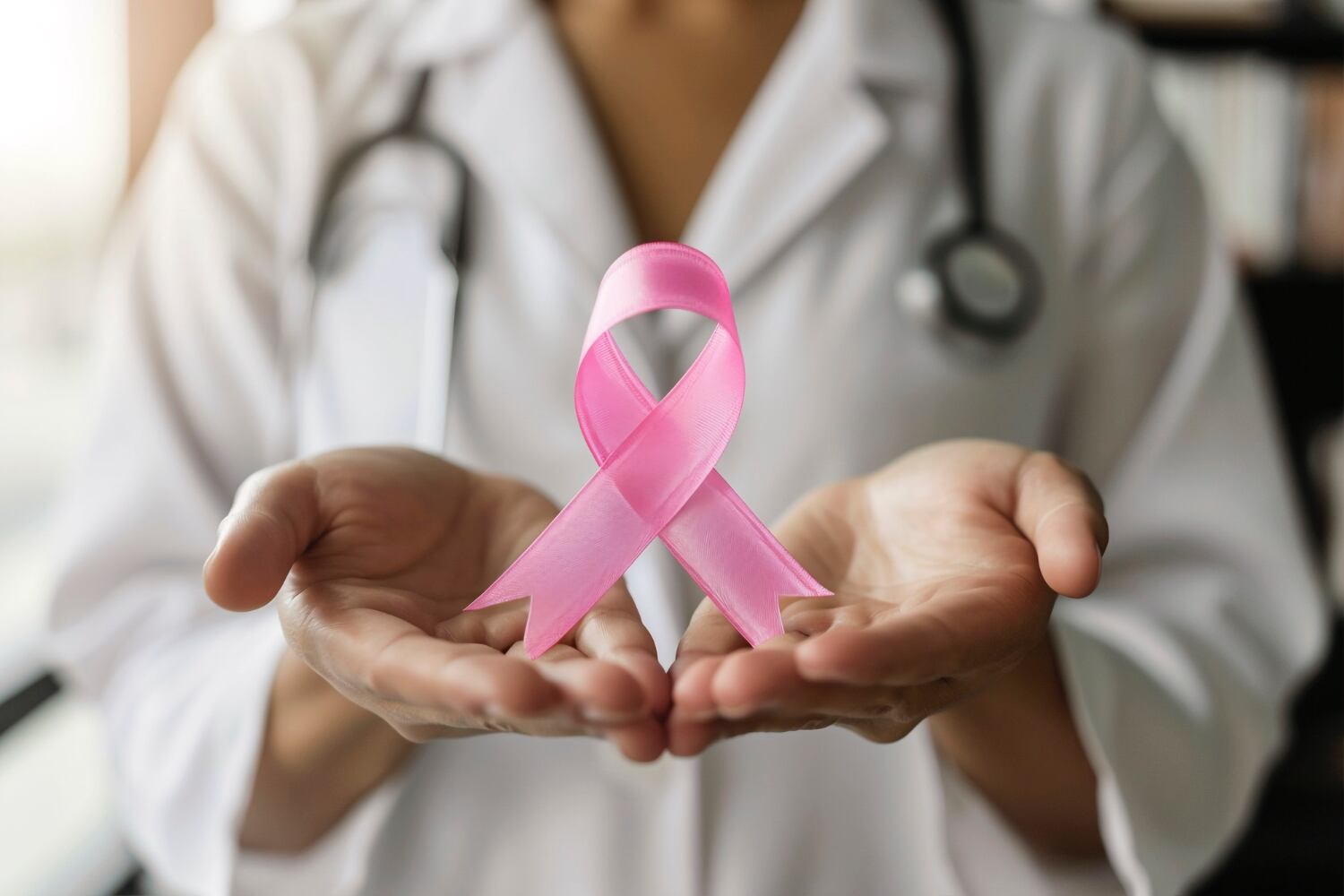 Según la Organización Mundial de la Salud (OMS), en 2022 se diagnosticaron a nivel mundial 2,3 millones de casos de cáncer de mama en mujeres, con un saldo de 670 000 fallecimientos por esta enfermedad. El cáncer de mama puede afectar a mujeres de todas las edades, aunque las tasas son significativamente más altas en mujeres mayores de 40 años.