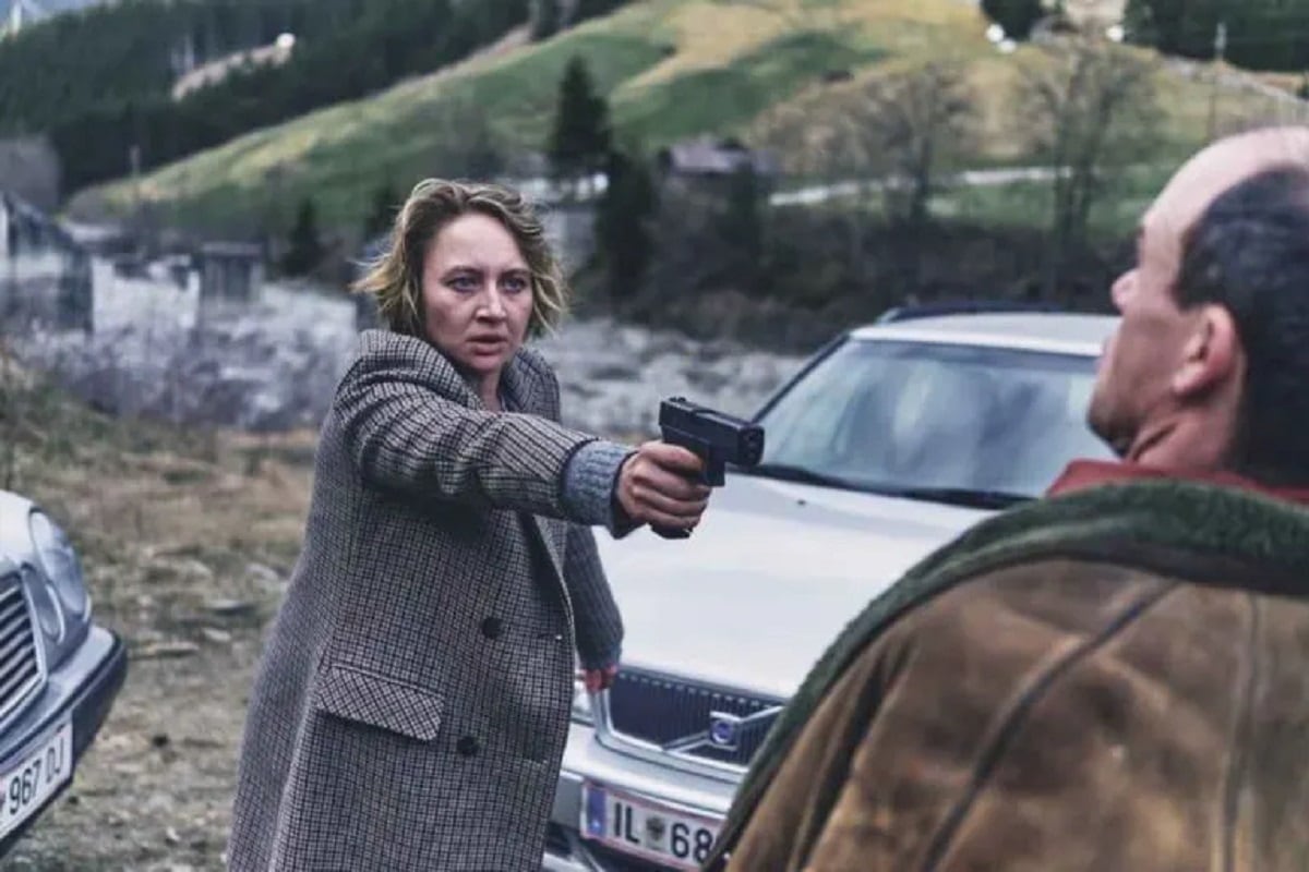 Blum amenazó con una pistola a uno los involucrados en la muerte de su esposo en "La dama de los muertos" (Foto: Netflix)