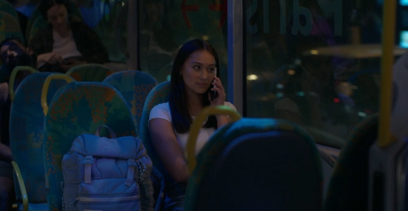 Belly llama a Jeremiah mientras está en un bus en la ciudad de París (Foto: Amazon Studios)