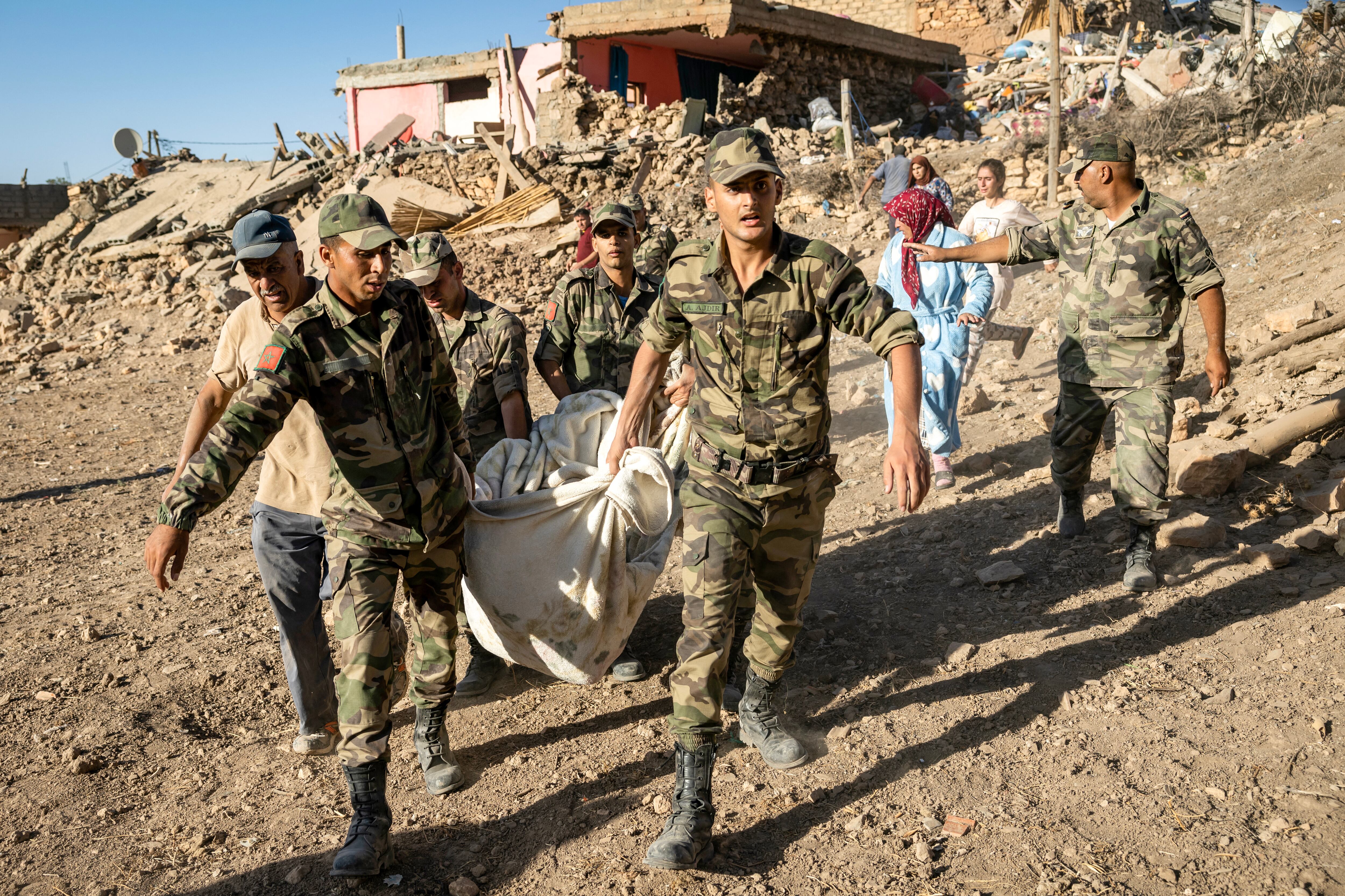 Las Fuerzas Armadas Reales de Marruecos evacuan un cuerpo de una casa destruida por un terremoto en la aldea de montaña de Tafeghaghte, al suroeste de la ciudad de Marrakech, el 9 de septiembre de 2023. (Foto de FADEL SENNA / AFP).