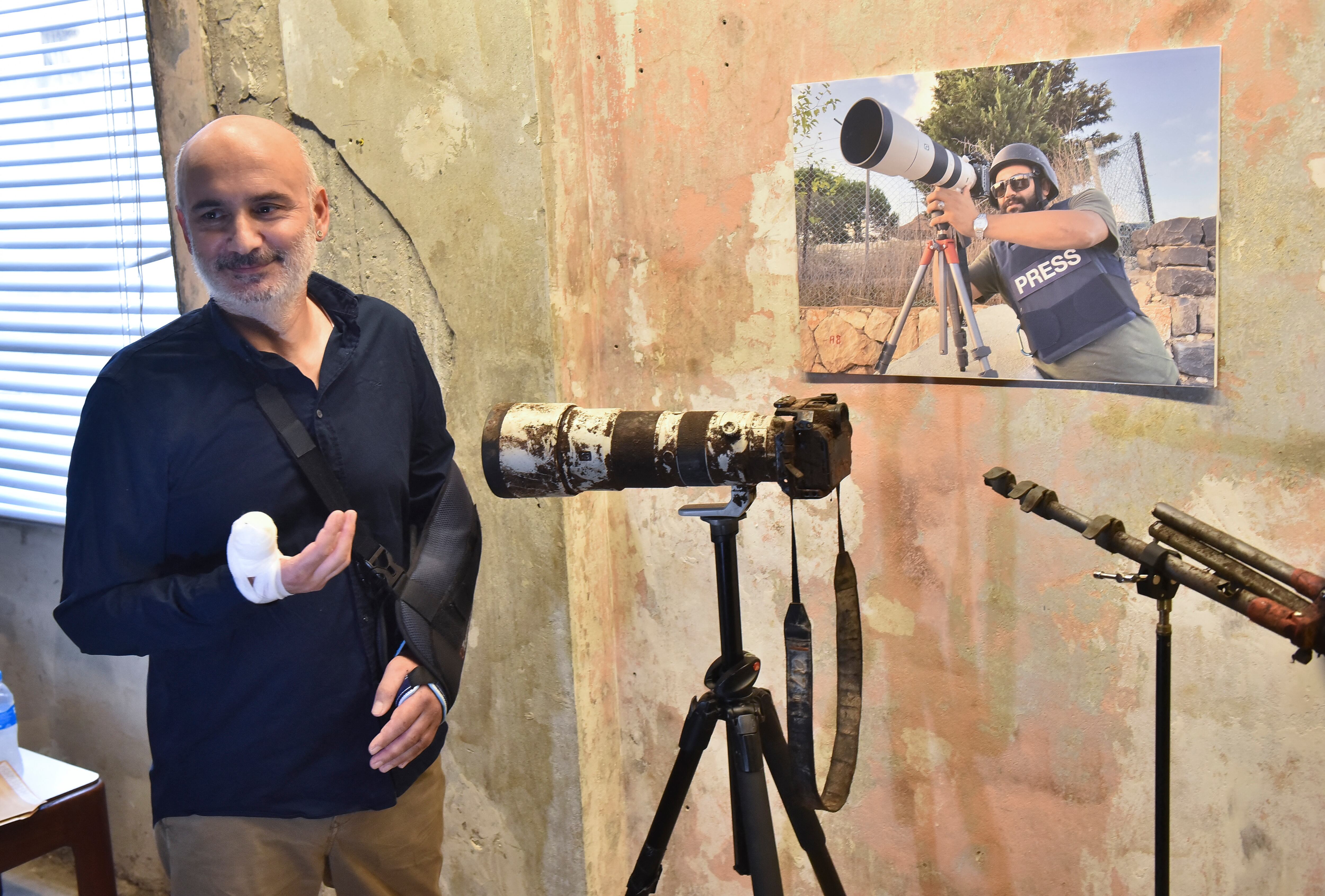El camarógrafo de Al-Jazeera Elie Brakhia, posa junto a la cámara dañada del fallecido periodista visual de Reuters, Issam Abdallah, durante una conferencia de prensa. (Foto de AFP).
