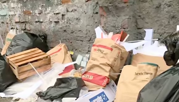 Las calles del concurrido distrito amanecieron con decenas de bolsas de basura. Foto: captura Latina Noticias