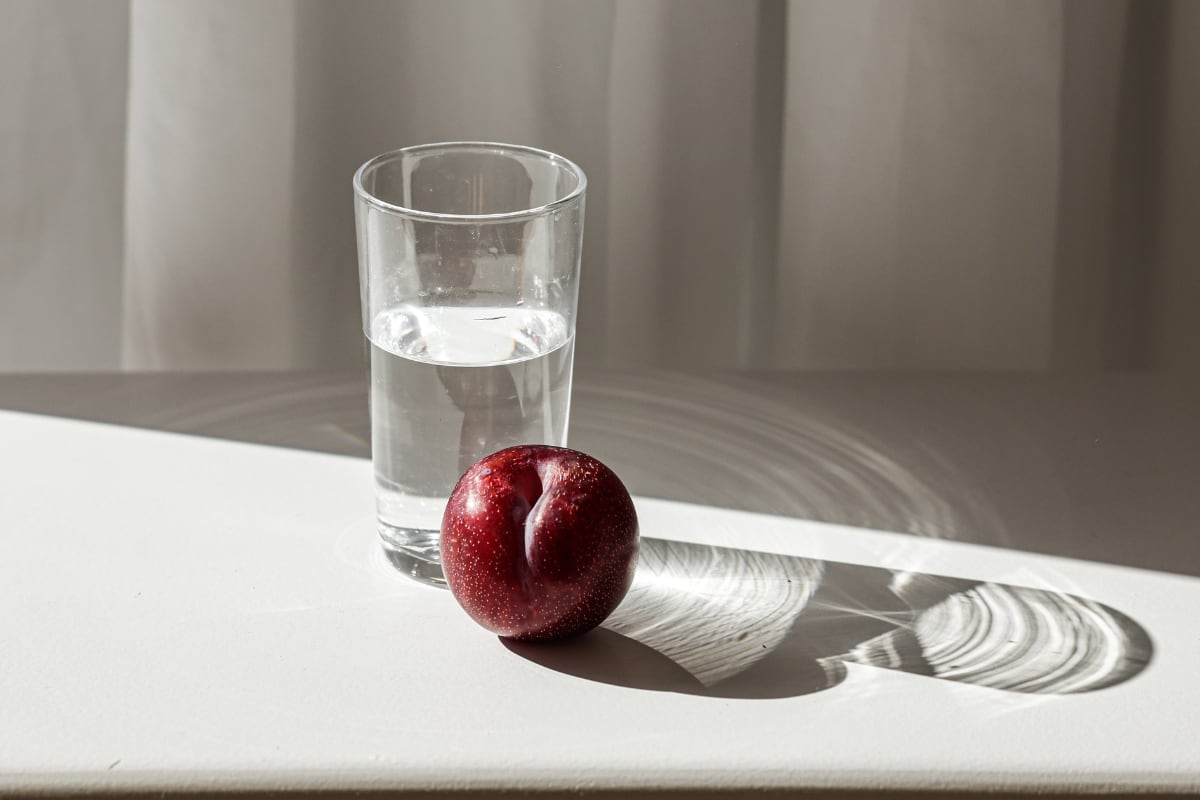 Los nutricionistas recomiendan tomar entre 6 a 8 vasos de agua al día y consumir 3 porciones de frutas. (Foto: Pexels/Cup of Couple).