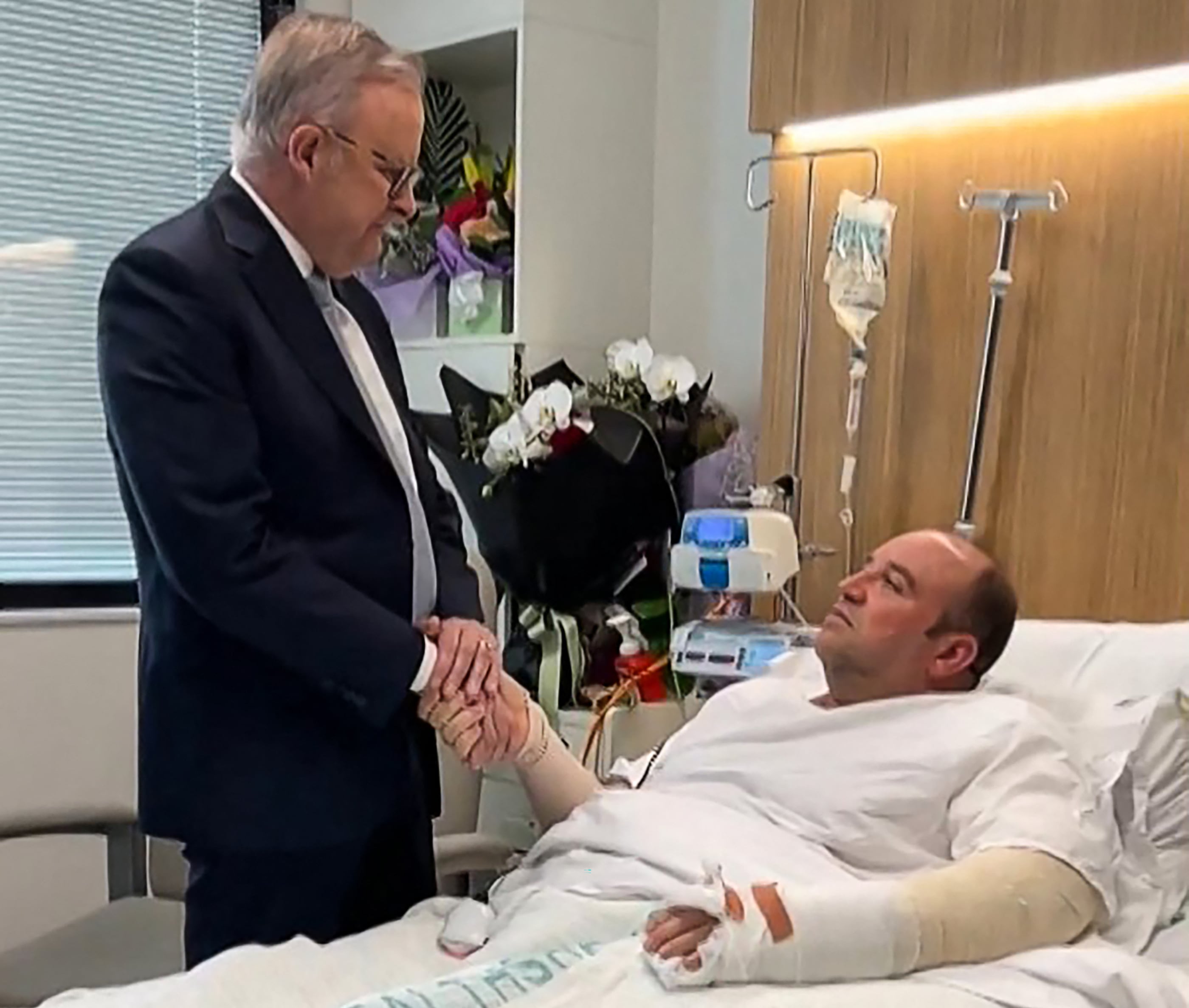 El primer ministro australiano, Anthony Albanese, visita a Ahmed al Ahmed, el hombre que desarmó a uno de los atacantes de Bondi Beach, en el hospital de Sídney. (AFP).