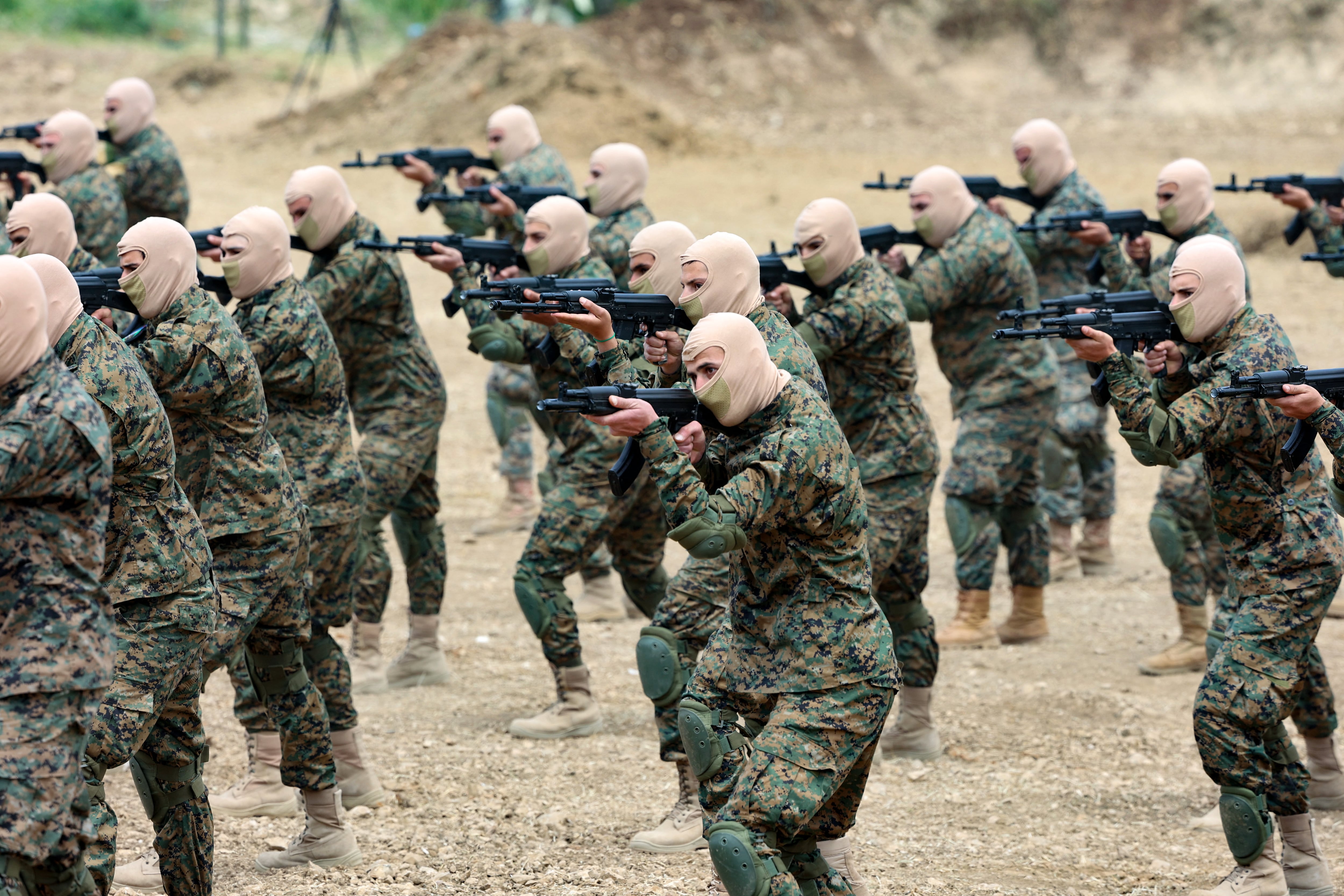 Los militantes de Hezbolá realizan maniobras militares para la prensa en la aldea de Aaramta, en el sur del Líbano, el 21 de mayo de 2023. (Foto de ANWAR AMRO / AFP).