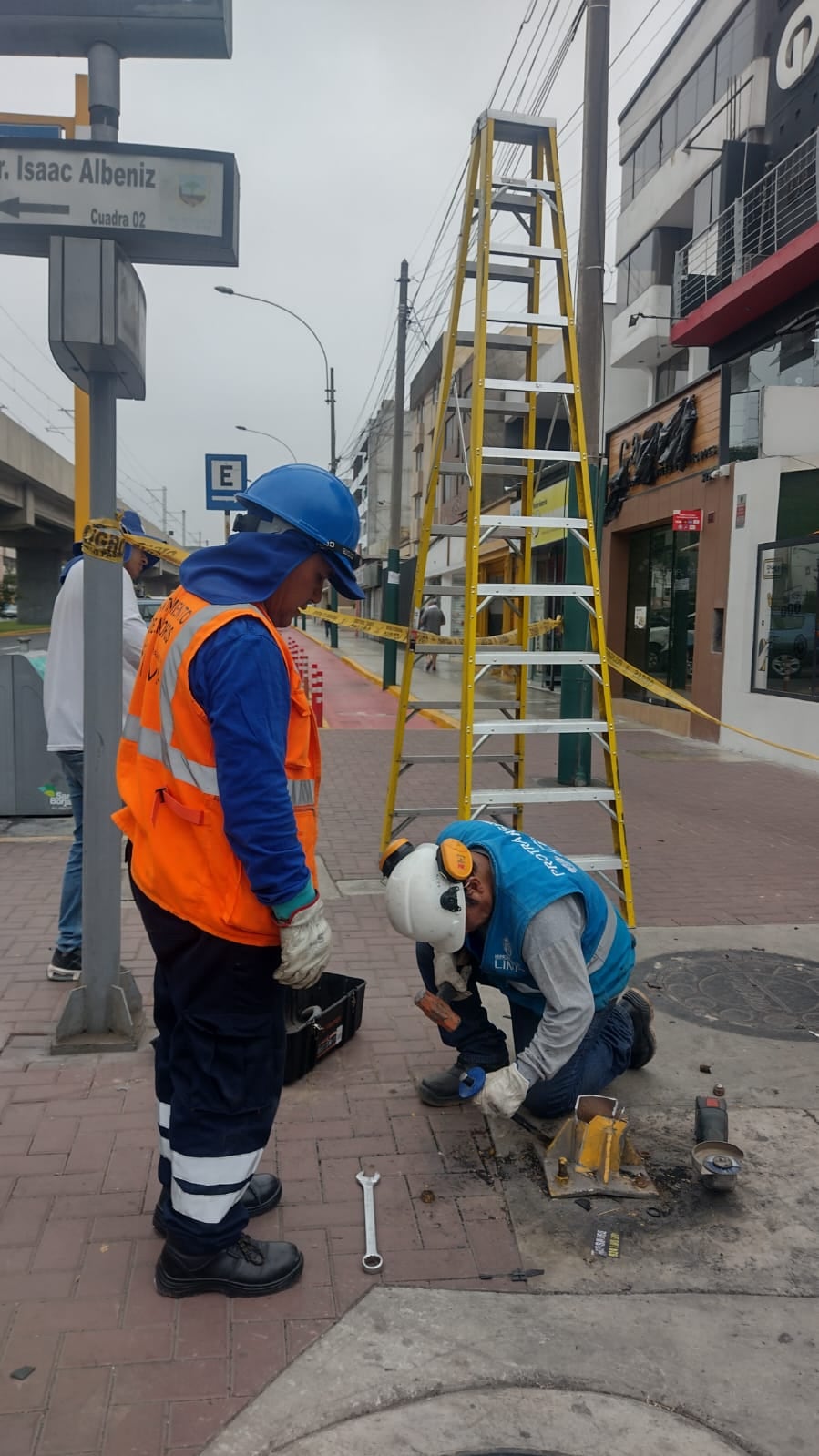 Personal de la MML retiró el semáforo. Sin embargo, los vecinos aún están a la espera de la reposición (foto: Municipalidad de San Borja).
