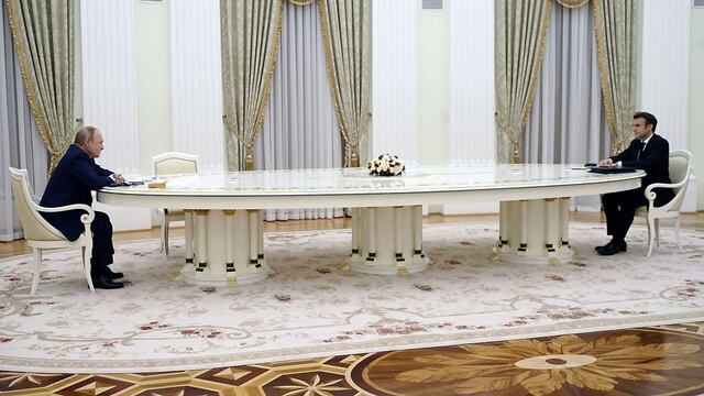Se conoció la razón por la que Macron y Putin estuvieron en una mesa gigantesca durante su cumbre en Moscú 
