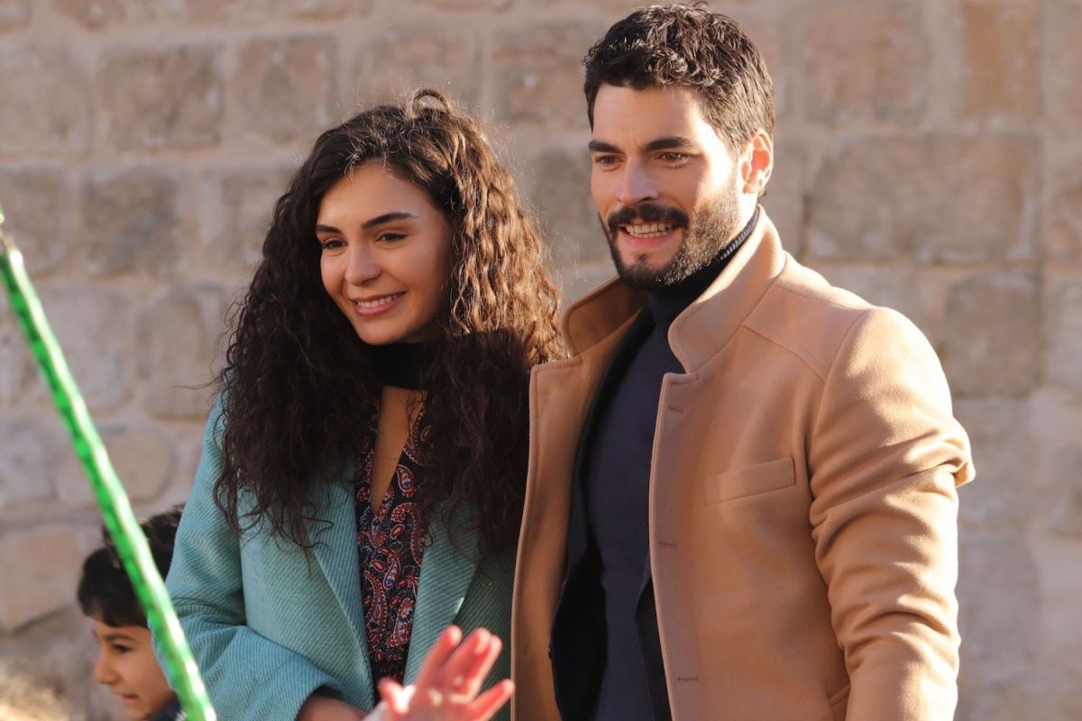 Ebru Şahin y Akın Akınözü en "Hercai" (Foto: Mia Yapım)