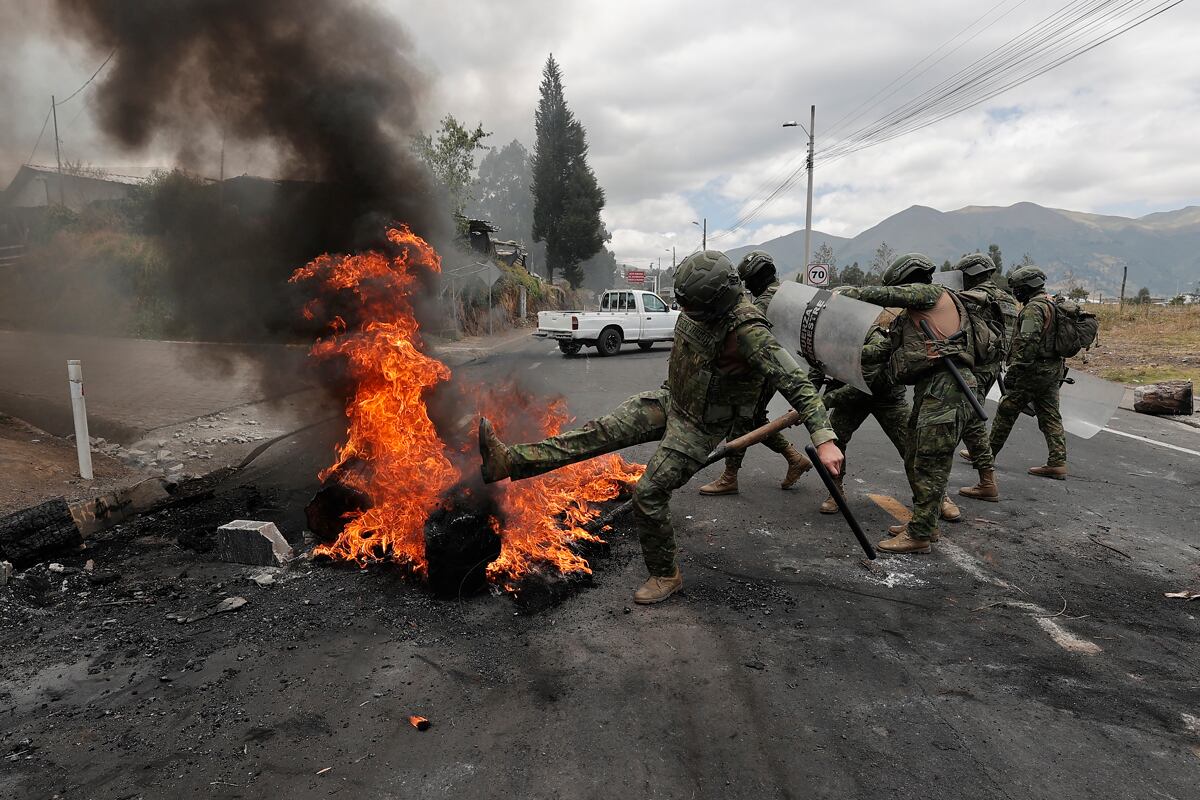 Integrantes de las Fuerzas Armadas remueven escombros después de una protesta en la avenida panamericana norte, en Tabacundo, Ecuador, el 23 de septiembre de 2025. (Foto de José Jácome / EFE)