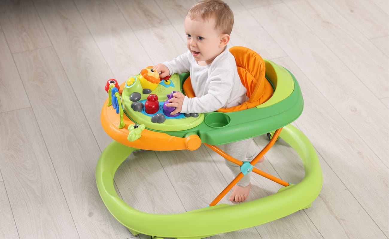 Aunque muchos padres creen que el andador ayuda a que los bebés caminen más rápido, en realidad, retrasa su desarrollo motor. Al impedir que fortalezcan adecuadamente sus músculos y equilibrio, estos dispositivos pueden generar una marcha inadecuada y aumentar el riesgo de problemas posturales.