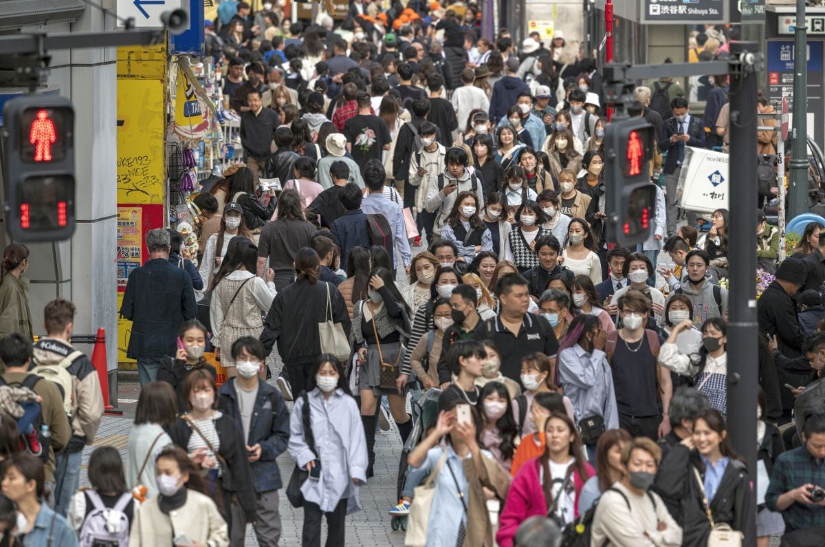 Una multitud de personas camina por el barrio Shibuya en Tokio, Japón. (Foto: AFP)