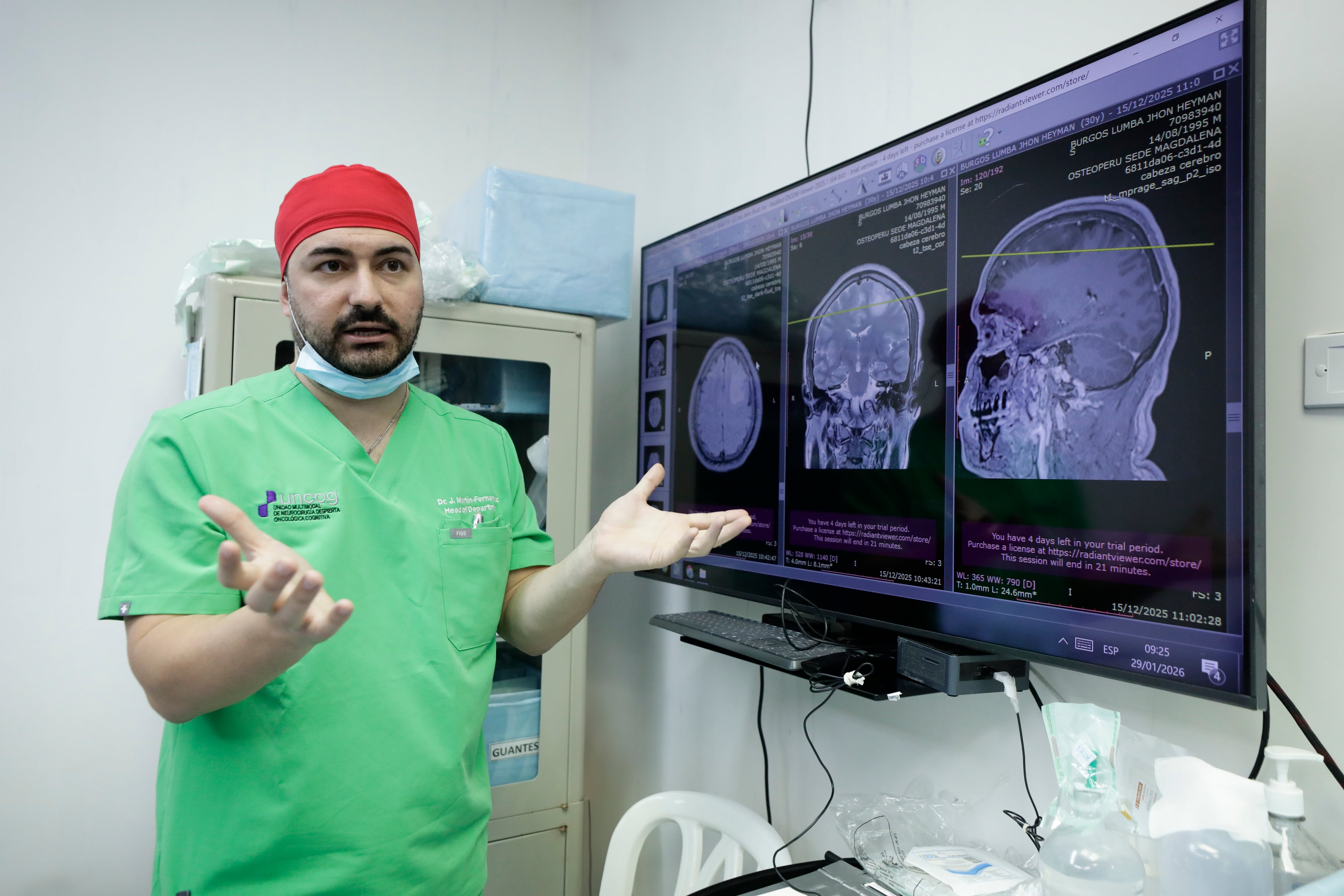 Con la técnica de mapeo cognitivo multimodal en tres pasos los expertos identifican las áreas críticas para la emoción, el lenguaje, la tensión, la memoria, el movimiento. (Fotos: Lenin Tadeo)