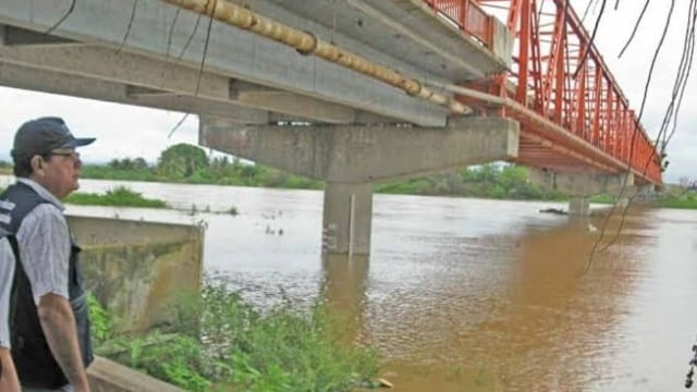 Desechos provenientes de Ecuador contaminan aguas del río Tumbes