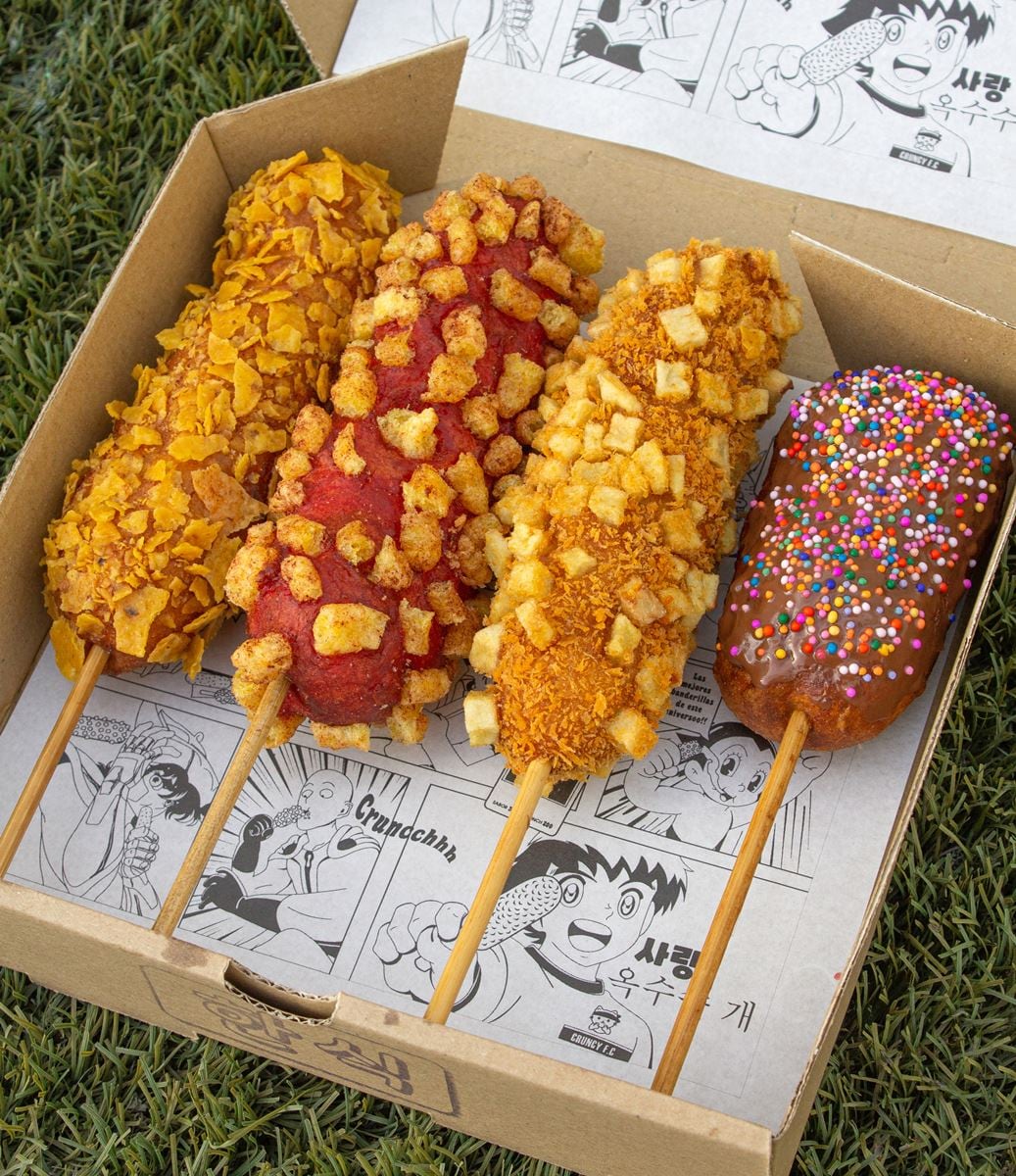 Crunchy Love ofrece banderillas o corndog, que son hot dog o queso cubiertos por una masa y frito.