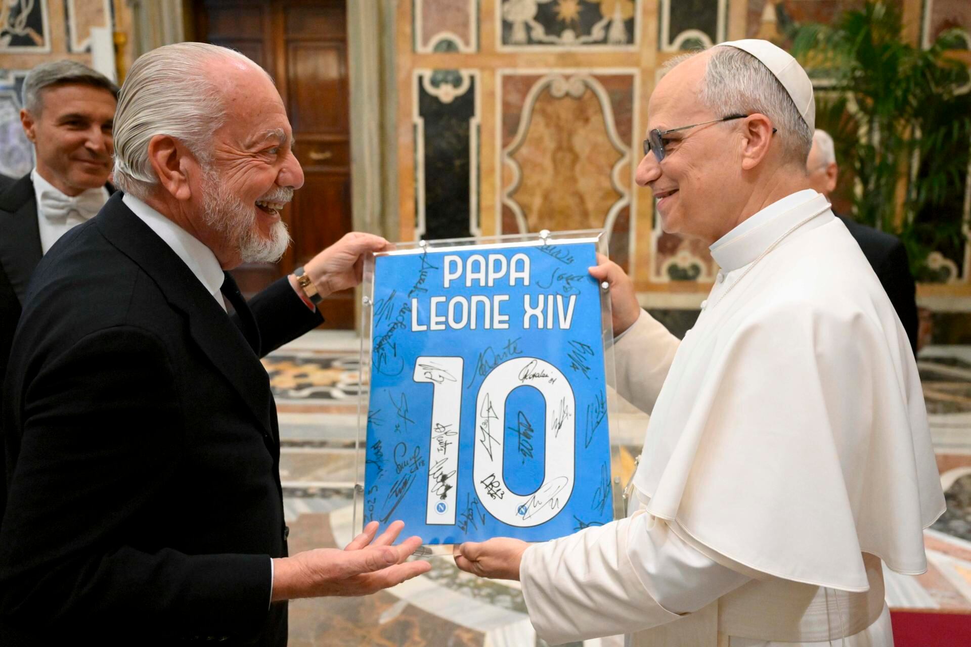 El presidente del FC Nápoles, Aurelio De Laurentiis (izq.), regalando al papa León XIV (der.) una camiseta personalizada del Nápoles firmada por todos los jugadores, durante una recepción en el Vaticano, el 27 de mayo de 2025. EFE/EPA/VATICAN MEDIA