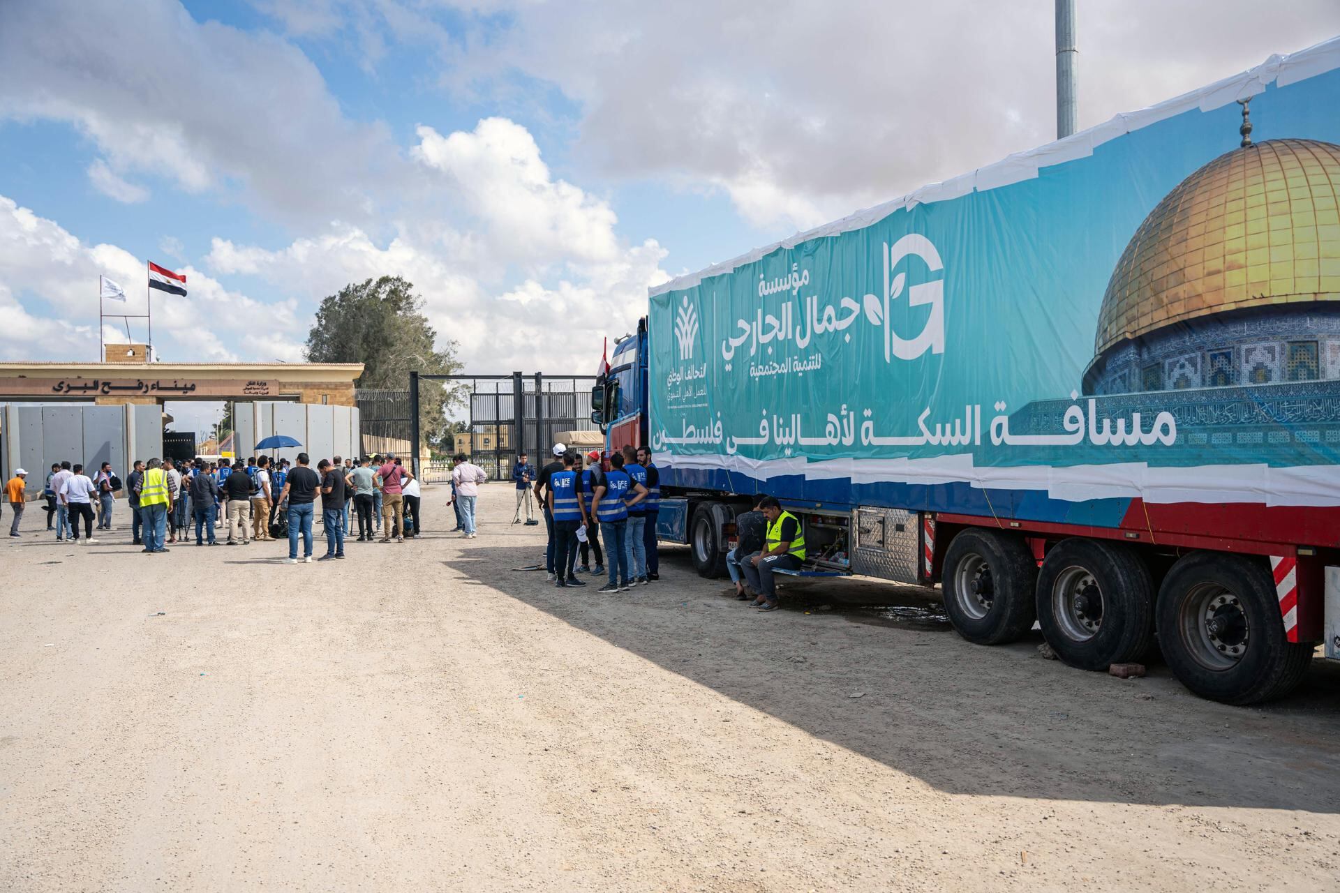 Un camión de un convoy de ayuda humanitaria para la Franja de Gaza está estacionado frente a la puerta fronteriza de Rafah, Egipto, 18 de octubre de 2023. EFE/EPA/ALI MOUSTAFA