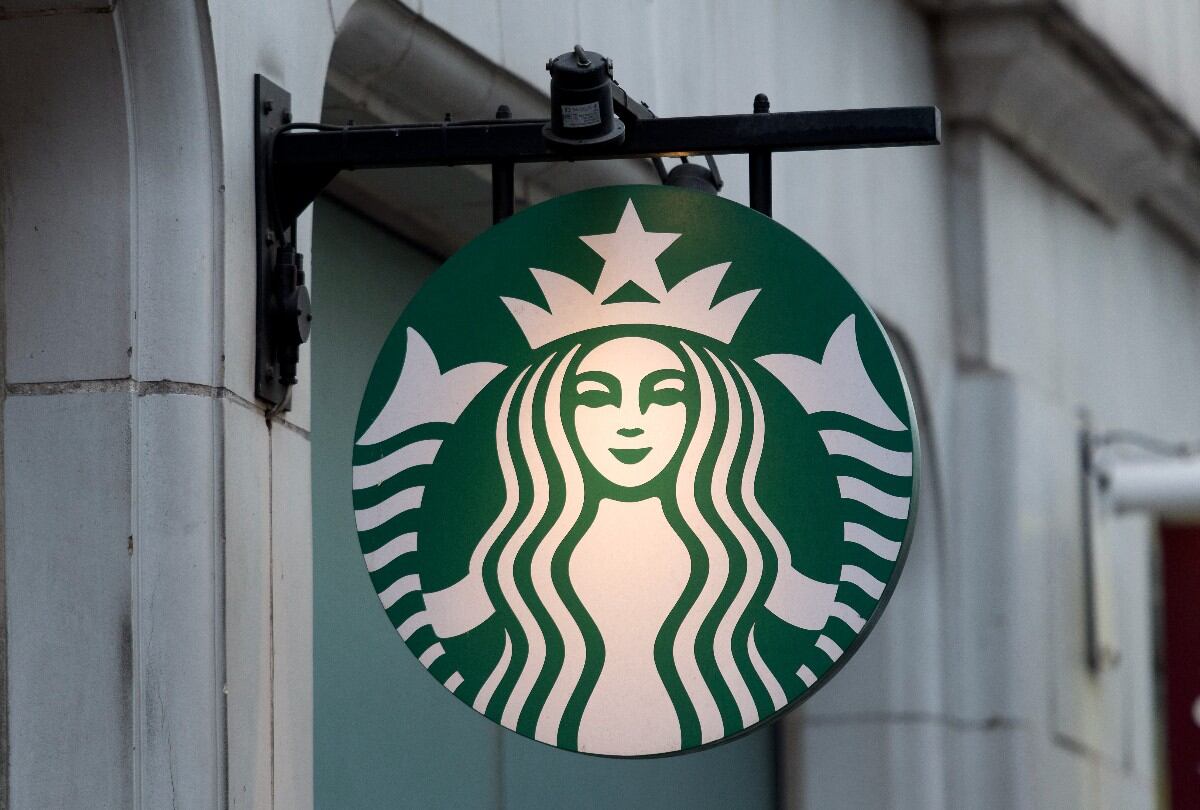 Para canjear la oferta, los miembros solo tienen que aplicar el cupón del Lunes de Starbucks en la aplicación antes de hacer el pedido en el local. (Foto: SAUL LOEB / AFP)