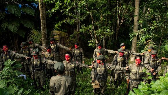 Rebeldes comunistas del Nuevo Ejército Popular (NEP) en formación en la cordillera de la Sierra Madre, situada al este de Manila, el 30 de julio de 2017. (Foto de NOEL CELIS / AFP)