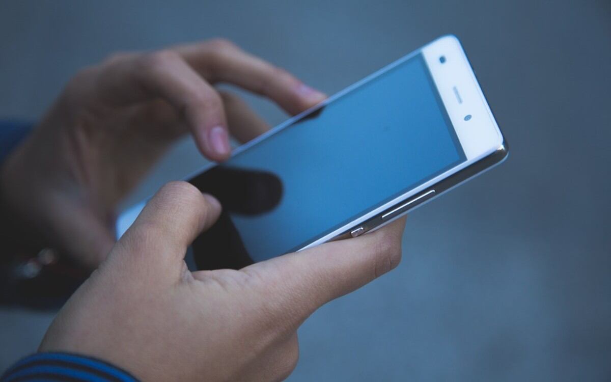 Sigue estos pasos si vas a comprarle un nuevo celular a tu padre por su día. (Foto: Referencial / Pixabay)