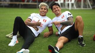 Gianluca Lapadula y Raúl Ruidíaz posaron juntos para la foto en entrenamiento de la selección peruana